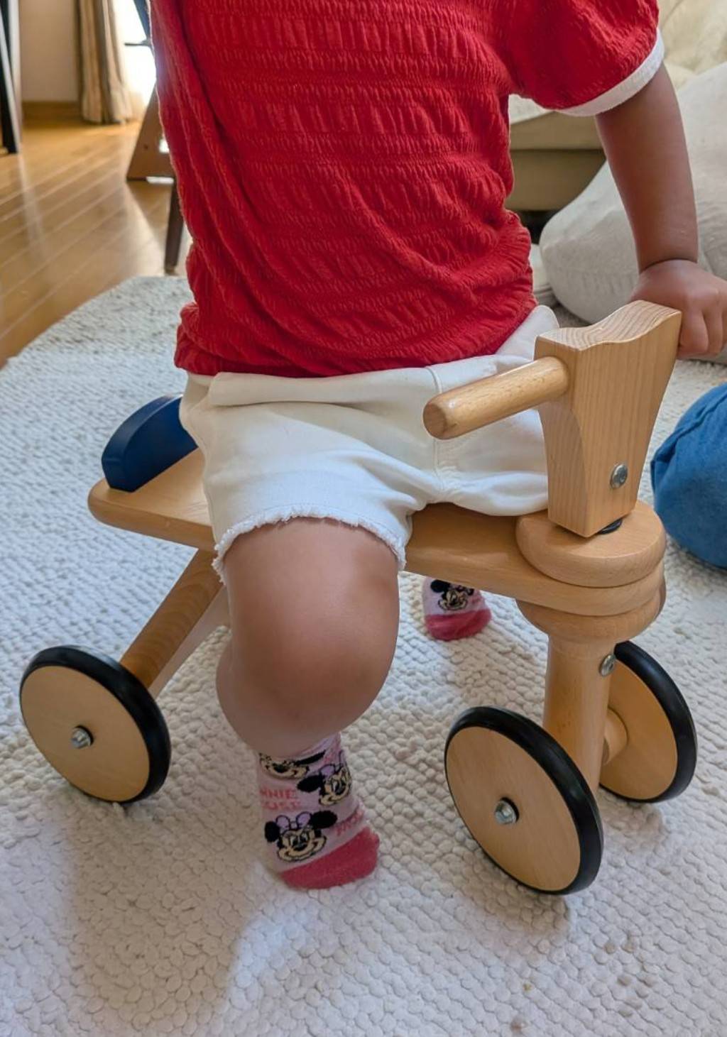 ボーネルンド木製三輪車に乗る次女